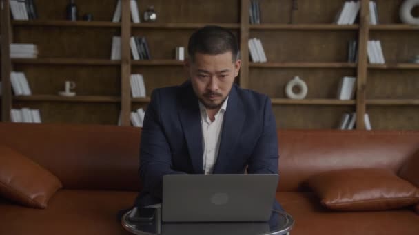 Han Kostym Jobbar Laptop Affärsman Skriva Dator Loft Kontor — Stockvideo