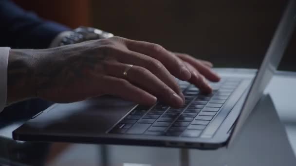 Деловые Руки Печатающие Клавиатуре Ноутбука Крупным Планом Человек Татуированными Руками — стоковое видео