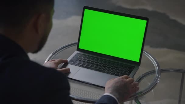 Ноутбук Зеленым Цветовым Экраном Бизнесмен Компьютером — стоковое видео