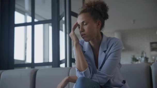 Upset Businesswoman Stressed Woman Low Angle Portrait Indoors Slow Motion — Vídeo de Stock
