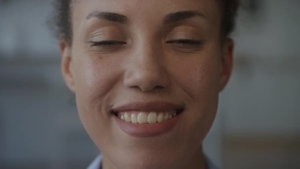 Πορτραίτο Μιας Επιχειρηματία Χαμογελαστή Γυναίκα Πρόσωπο Από Κοντά Αφρο Αμερικανίδα — Αρχείο Βίντεο