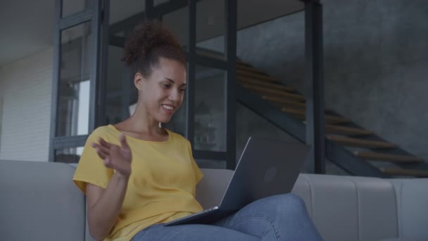 Jovem Cumprimentando Uma Videoconferência Afro Americano Feminino Usando Laptop — Vídeo de Stock