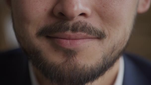 Lehký Úsměv Muže Extrémně Zblízka Asijský Dospělý Podnikatel Tvář Vousy — Stock video