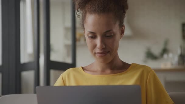 仕事のオファーを受けている若い女性 願望を持つ女性 アフリカ系アメリカ人女性は屋内でノートパソコンで仕事をしながら昇進 — ストック動画