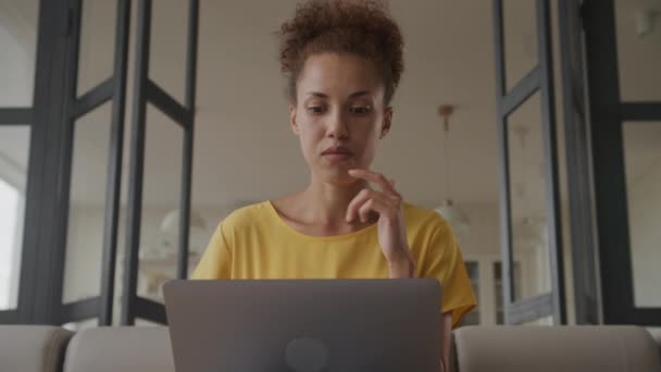 決定を考慮した女性 お客様の事を考えて アフリカ系アメリカ人女性のオンラインショッピング彼女のラップトップで屋内 — ストック動画