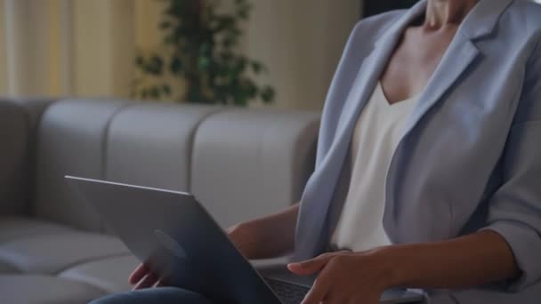Businesswoman Resting Laptop Her Knees Close Slow Motion — Stok video
