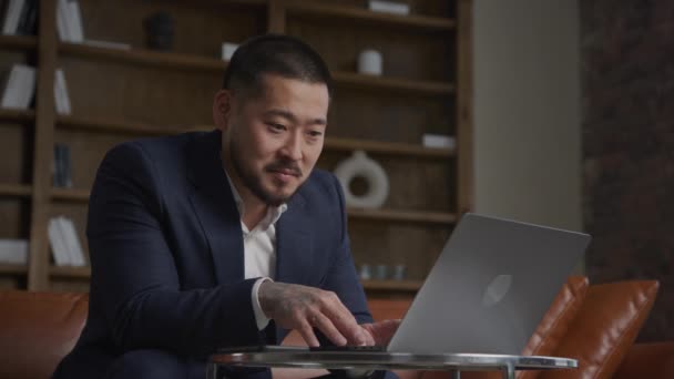 Бизнесмен Рассматривает Предложение Человек Эмоциями Выражением Лица Взрослый Предприниматель Азии — стоковое видео