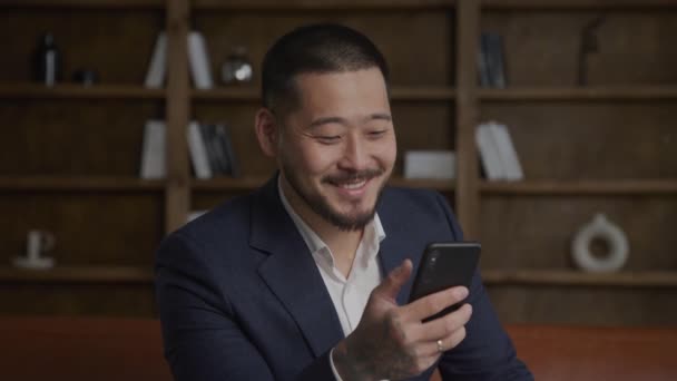 Businessman Nodding His Head Smile Using Smartphone Office Asian Man — 图库视频影像