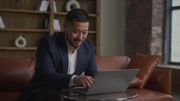 Empreendedor Apaixonado Trabalhando Laptop Empresário Digitando Computador Ásia Adulto Homem — Vídeo de Stock