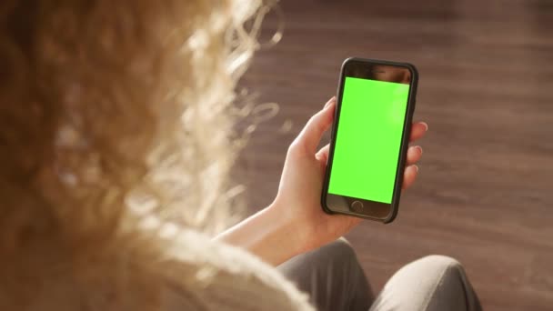 Onherkenbare Vrouw Tikt Smartphone Met Groene Scherm Chroma Sleutel — Stockvideo