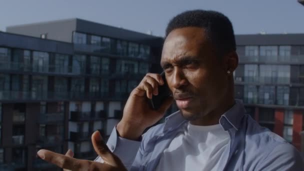 Homme Discutant Téléphone Conversation Homme Affaires Dehors — Video