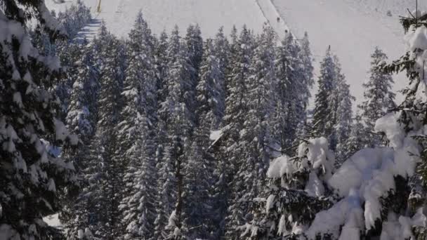 Θέα Στην Πλαγιά Του Σκι Θέρετρο Καλυμμένο Χιόνι Στα Βουνά — Αρχείο Βίντεο