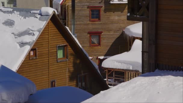 Wooden Forest Cabins Covered Snow Sunny Winter Day Mountains Slow — Stok video