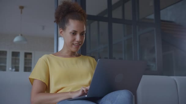 ラップトップで屋内で働く興奮した起業家 アフリカ系アメリカ人女性コンピュータで良いニュースを読んで — ストック動画