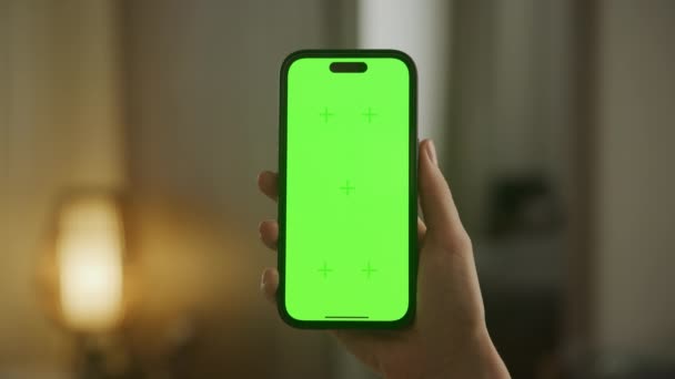 Right Hand Holding Smartphone Green Screen Unrecognizable Caucasian Woman Hand — Stock videók