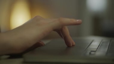 Elin dokunmatik pedi kullanıyor, parmaklarını laptopta gezdiriyorsun. Bilgisayar üzerinde çalışan tanınmayan beyaz kadın.