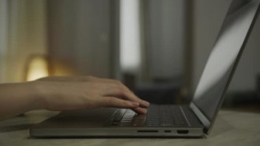 Kadın elleri dizüstü bilgisayarda kodlanıyor, kadın kolları yakın yazıyor - yavaş optik yakınlaştırma