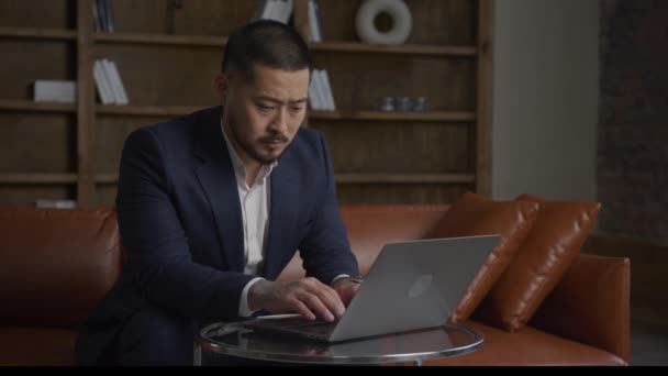 Businessman Work Using Laptop Asian Man Suit Typing Computer — Wideo stockowe