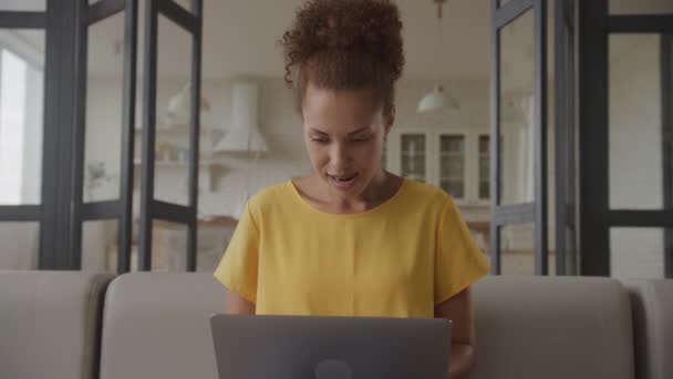 Frau Positiven Moment Aufstrebende Nachrichten Auf Dem Laptop Afroamerikanerin Erhält — Stockvideo