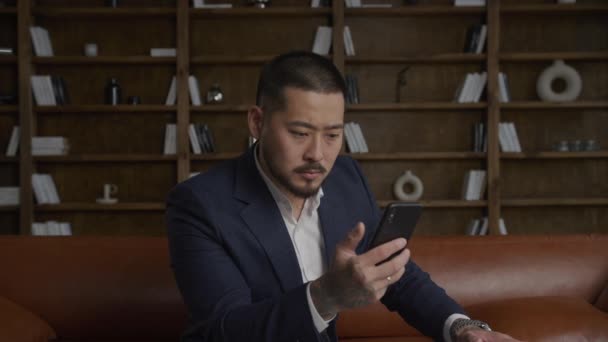 Businessman Despair Man Receiving Financial Market Crash News Smartphone — стоковое видео