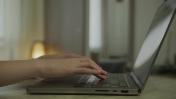 Mulher Irreconhecível Mãos Codificação Teclado Laptop Funcionário Digitando Computador Dentro — Vídeo de Stock
