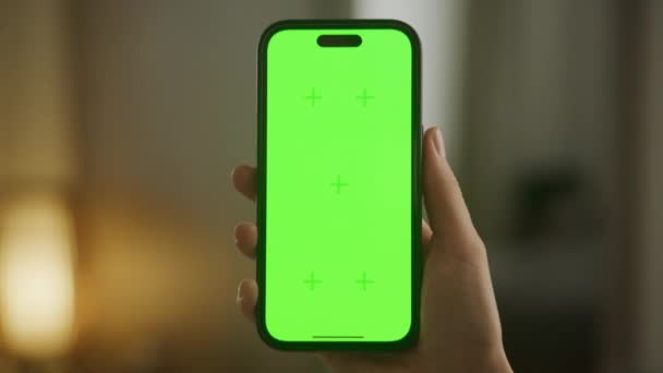 Smartphone Green Screen Rapid Zoom Out Chroma Key Phone Indoors — Stockvideo