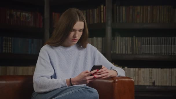 Junge Frau Surft Online Auf Dem Smartphone Kaukasische 20Er Jahre — Stockvideo