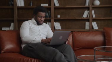 İş adamı başarısı, adam zam alıyor. Yetişkin adam iş teklifi alıyor