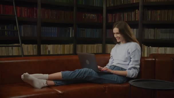 Studentská Zkouška Laptopu Žena Slaví Skvělé Zprávy Mladá Běloška Pracující — Stock video