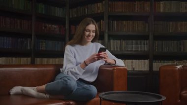 Kadın cevap verirken durup düşünüyor, beyaz kadın akıllı telefondan internetten mesaj atıyor.