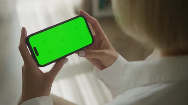 緑の画面のスマートフォンでコンテンツを見る クロマキー電話モックアップ — ストック動画