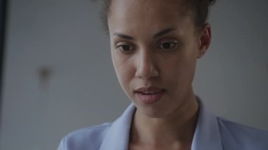 Şaşırmış iş kadını yüz ifadesi dizüstü bilgisayardan olumlu mesaj okuyor. Afro-Amerikalı kadın kaşlarını kaldırıyor.