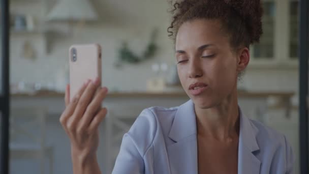 女商人用智能手机讲视频电话 非洲裔美国妇女在室内电话会议上的发言 — 图库视频影像