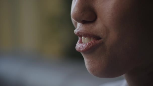 Bouche Femme Parlant Près Vue Latérale Plan Ralenti Des Lèvres — Video
