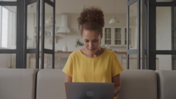Mujer Con Aspiraciones Afro Americana Excitada Usando Laptop Estudiante Pasando — Vídeo de stock
