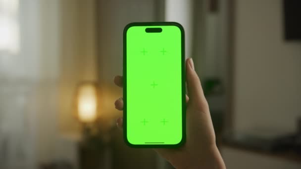 Rechthabendes Smartphone Mit Grünem Bildschirm Unerkennbare Kaukasische Frauenhand Mit Chroma — Stockvideo