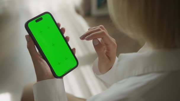 通知領域で緑色の画面を持つスマートフォンをシングルタップします 認識できない女性の手ワンクリックまたはスマートフォンの画面の上にプッシュ — ストック動画
