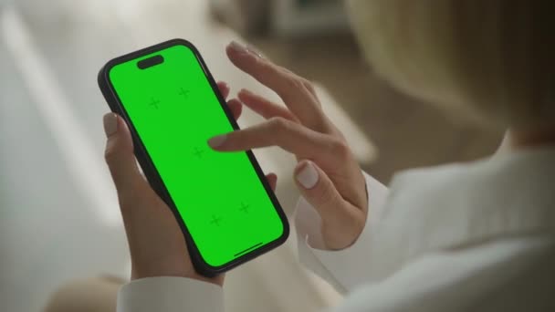 緑の画面クロマキースマートフォン上の手のスクロール 肩のビュー上 Fpsで屋内でスマートフォンを使用するビジネス女性 — ストック動画