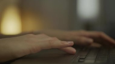 Dizüstü bilgisayarda el sörfü yapan bir kadın, kapalı mekanlarda internette gezinen bir kadın.