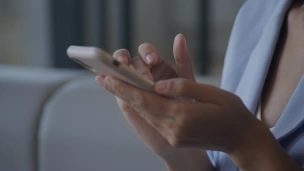 스마트폰을 사용하여 가까이 여성의 손가락을 스크롤하고 동작으로 거리는 — 비디오