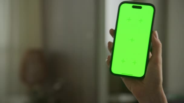 Kvinna Hand Håller Smartphone Med Grön Skärm Oigenkännlig Kaukasiska Kvinnliga — Stockvideo