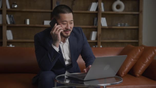 Empresário Sorridente Telefonema Ceo Escritório Adulto Asiático Cara Trabalhando Laptop — Vídeo de Stock