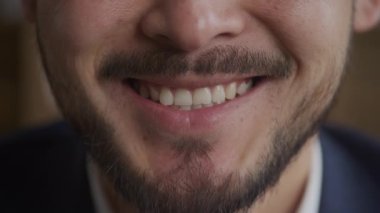 İş adamı gülümsemesi Yakından, erkek ağzı makro. Asyalı yetişkin adam ağır çekimde