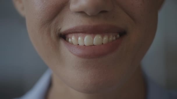 アフリカ系アメリカ人のビジネスマンの笑顔 大人の女性の自然な健康的な歯の極端なクローズアップ — ストック動画