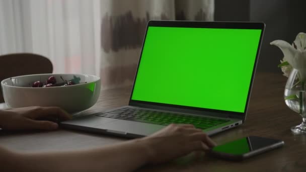 緑の画面でノートパソコンに近づく コンピュータ上の認識できない女性 スローモーションでハンドヘルドショット — ストック動画