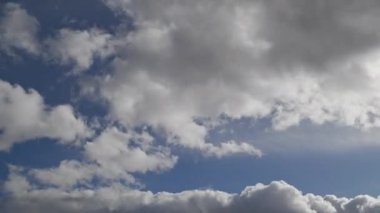 Yağmur Bulutları oluşum zamanı. Bulutlar mavi gökyüzünden fırtına havasına