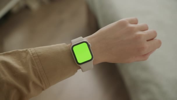 Pov Green Screen Smart Watch Looking Chroma Key Smartwatch Кавказка — стоковое видео