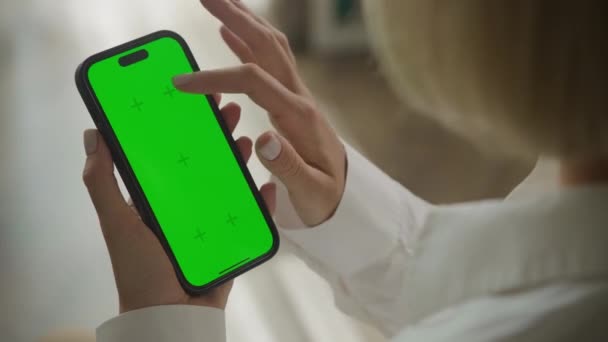 绿色屏幕智能手机上的滚动和单击键 60秒内使用带着色键的智能手机的无法辨认的女人的肩景图 — 图库视频影像