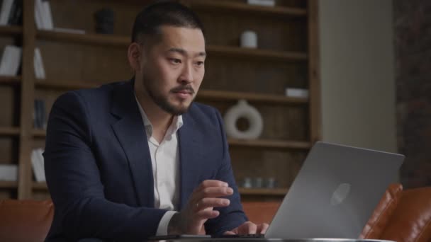 Empresário Reading Great News Laptop Adulto Asiático Vestindo Terno Recebendo — Vídeo de Stock