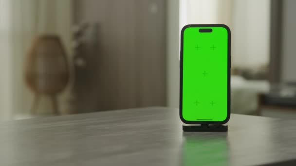 带复制空间的绿色屏幕智能手机在Dolly上旋转 用60秒慢动作关闭室内的彩色键智能手机 — 图库视频影像